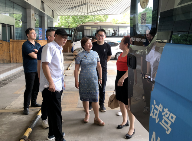 萬(wàn)建紅對(duì)依維柯新車(chē)型進(jìn)行現(xiàn)場(chǎng)考察