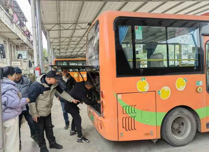 撫州長運:南豐分公司開展“愛車?yán)!苯涣骰顒? onmousewheel=