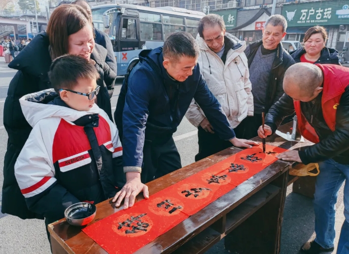九江長運：寫春聯(lián) 送祝福 溫暖春運路
